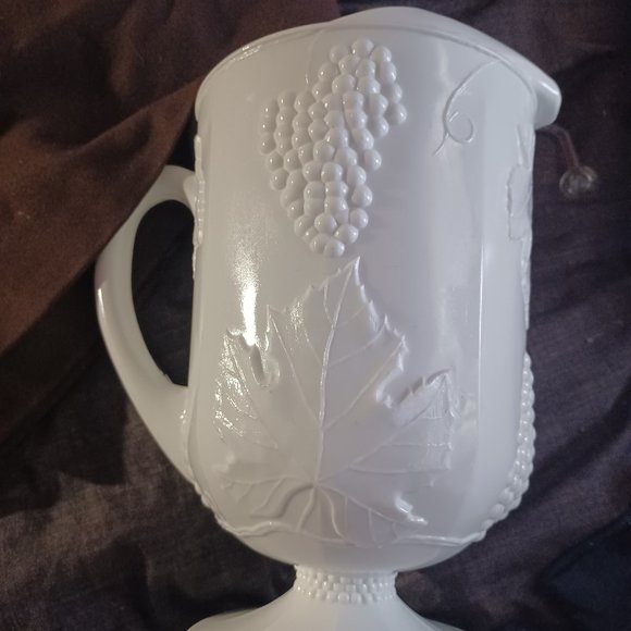 Milk glass - Picture 1 of 3